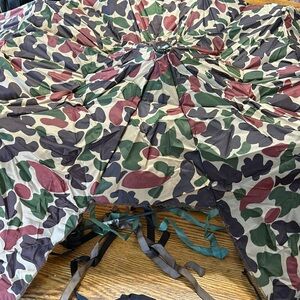 Camo tree stand umbrella.  New without tags. Never used.  Mount rod and cover.